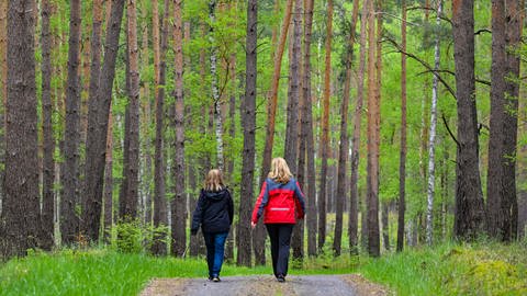 Zwei Frauen gehen im Wald spazieren (Foto: picture-alliance / Reportdienste, picture alliance/dpa | Patrick Pleul)