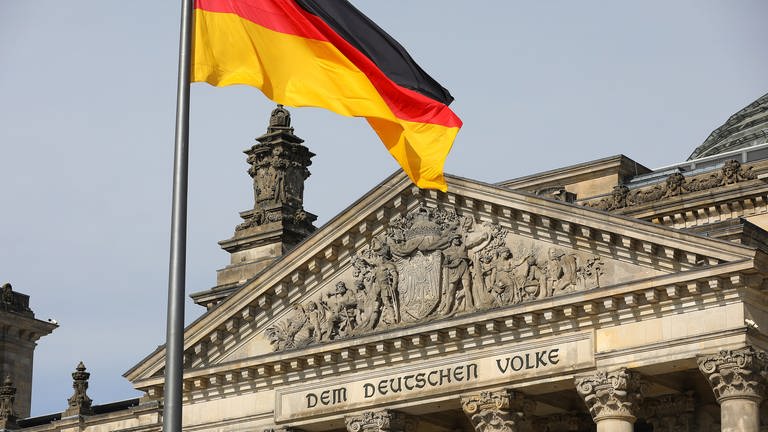Deutscher Bundestag, Reichstagsgebäude von außen mit deutscher Flagge (Foto: picture-alliance / Reportdienste, picture alliance / pressefoto_korb | Micha Korb)