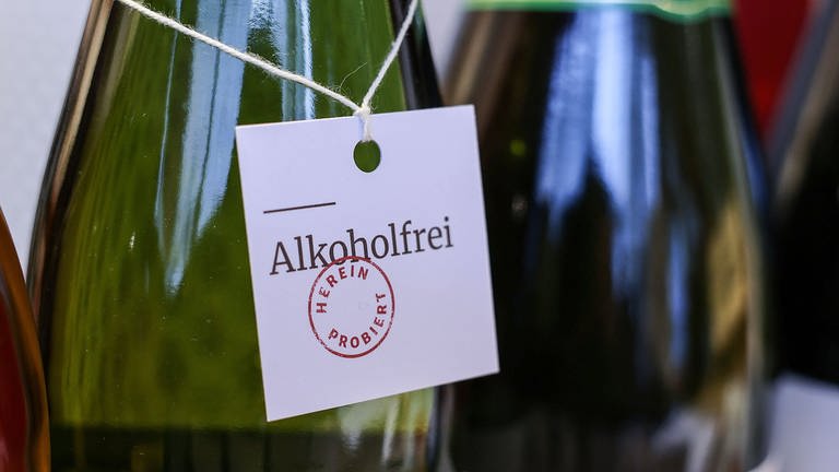 Alkoholfreier Wein steht bei einem Händler im Regal (Foto: picture-alliance / Reportdienste, dpa Bildfunk, picture alliance/dpa | Oliver Berg)