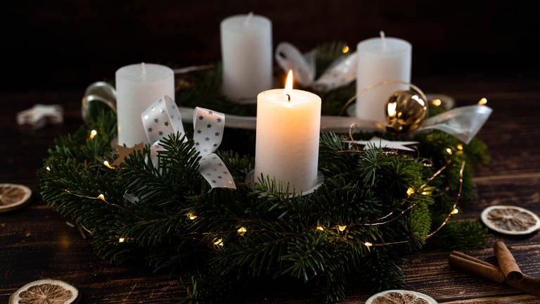 Adventskranz mit weißen Kerzen (Foto: picture-alliance / Reportdienste, dpa Bildfunk, picture alliance / CHROMORANGE | Michael Bihlmayer)