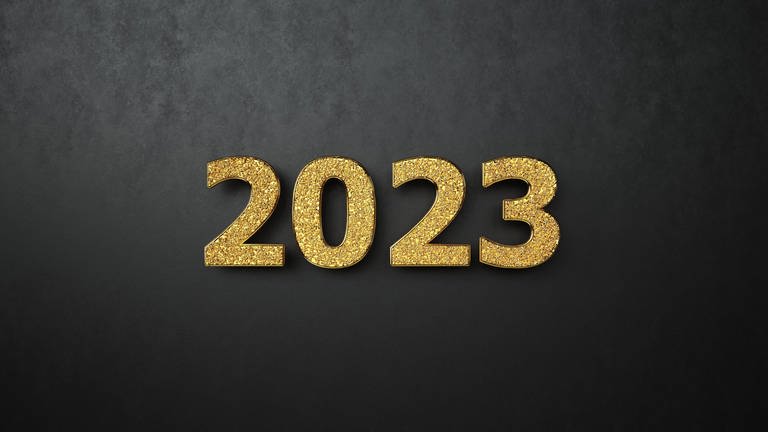 2023 in goldenen Glitzerzahlen auf schwarzem Hintergund (Foto: picture-alliance / Reportdienste, picture alliance / Zoonar | Alexander Limbach)