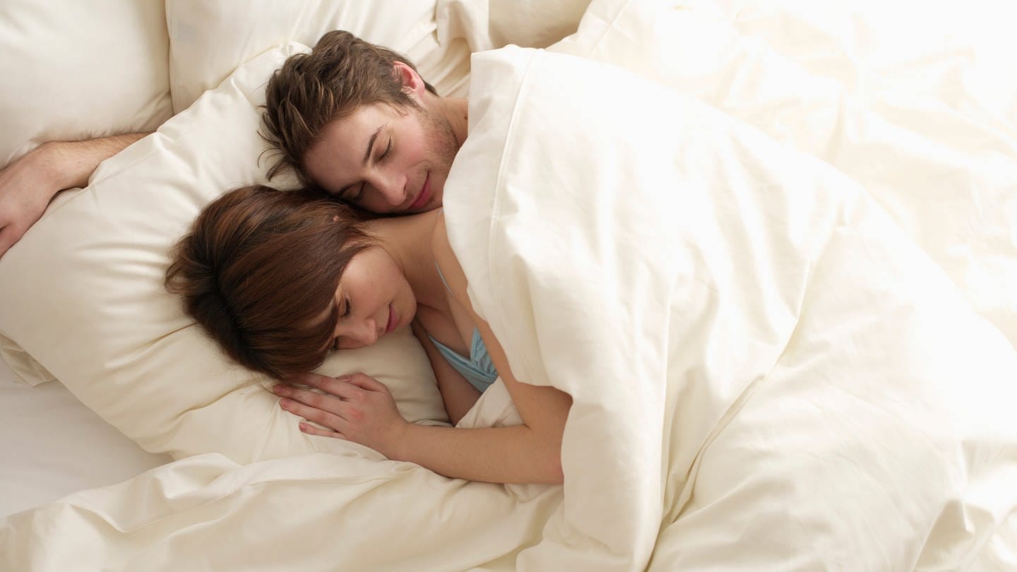 Junges Paar schläft im Bett (Foto: picture-alliance / Reportdienste, picture alliance / VisualEyze | -)