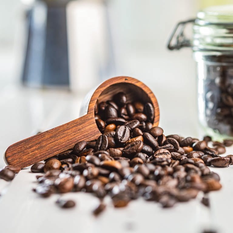 Geröstete Kaffeebohnen fallen aus einem Holzlöffel | Wie gesund ist Kaffee wirklich? (Foto: picture-alliance / Reportdienste, picture alliance / Zoonar | Jiri HERA)