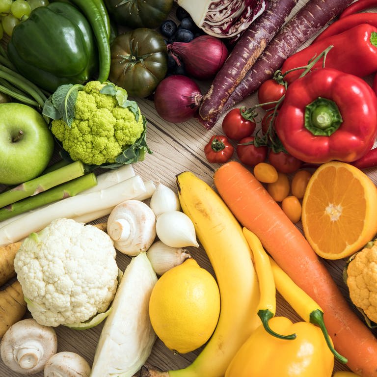 Ein bunter Kreis aus Obst und Gemüse | Warum sekundäre Pflanzenstoffe für gesunde Ernährung wichtig sind (Foto: picture-alliance / Reportdienste, dpa Bildfunk, picture alliance / dpa-tmn | Christin Klose)