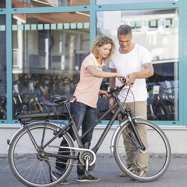 Beratung beim Kauf eines E-Bikes | Tipps für den Gebrauchtkauf von E-Bikes (Foto: IMAGO, IMAGO / allOver-MEV)