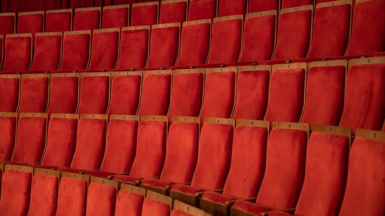 Leere Sitzreihen in einem Opernhaus. (Foto: picture-alliance / Reportdienste, picture alliance/Daniel Karmann/dpa)
