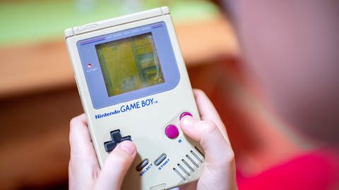 Der Game Boy kostete zur Markteinführung nicht mal 90 Euro, heute werden für gebrauchte Retro-Spielekonsolen der Serie bis zu 500 Euro aufgerufen. (Foto: picture-alliance / Reportdienste, picture alliance / ZB | Thomas Eisenhuth)