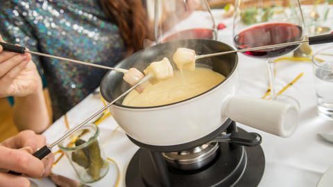 Käsefondue an Silvester: Ein heißer Topf mit flüssigem Käse steht auf dem Tische. (Foto: picture-alliance / Reportdienste, Christin Klose)