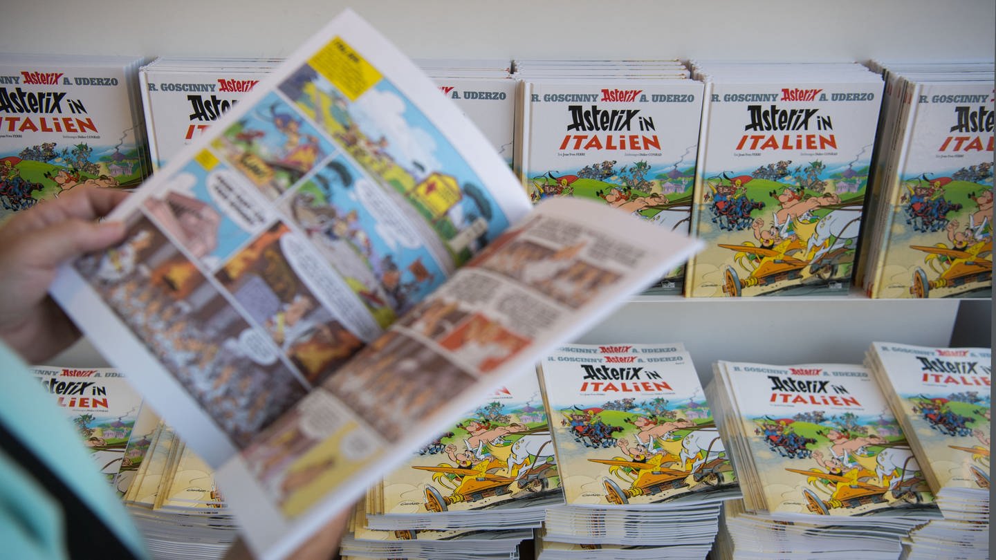 Ein Kunde der Buchhandlung Wittwer liest im Asterix-Band 