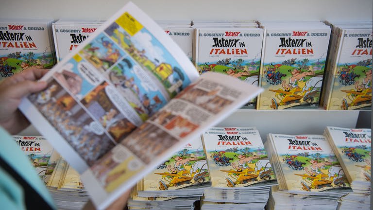 Ein Kunde der Buchhandlung Wittwer liest im Asterix-Band "Asterix in Italien" (Foto: dpa Bildfunk, picture alliance / Marijan Murat/dpa | Marijan Murat)