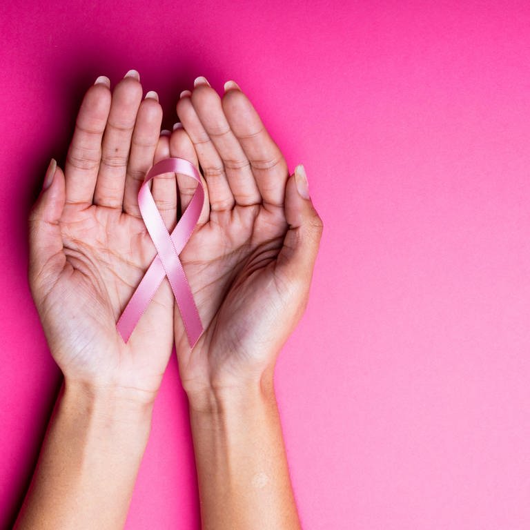 Zwei Hände halten die rosa Schleife für Brustkrebs (Foto: picture-alliance / Reportdienste, picture alliance / Zoonar | Channel Partners)
