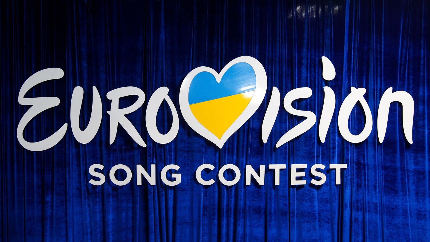 Eurovision Song Contest 2023 Logo vor blauem Vorhang (Foto: picture-alliance / Reportdienste, picture alliance / ZUMAPRESS.com | Pavlo Gonchar)
