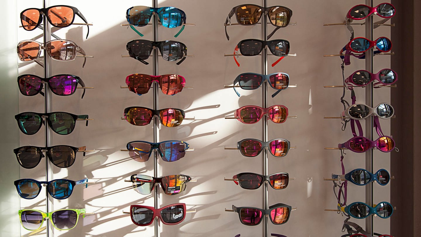 Optiker-Sonnenbrillen in vielen Farben und Formen auf einem Ständer. (Foto: picture-alliance / Reportdienste, picture alliance / imageBROKER | Kurt Amthor)