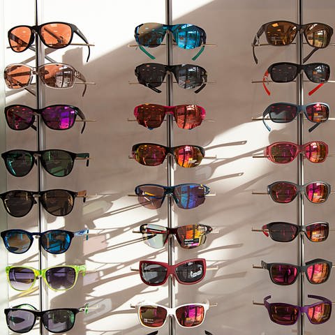 Optiker-Sonnenbrillen in vielen Farben und Formen auf einem Ständer. (Foto: picture-alliance / Reportdienste, picture alliance / imageBROKER | Kurt Amthor)