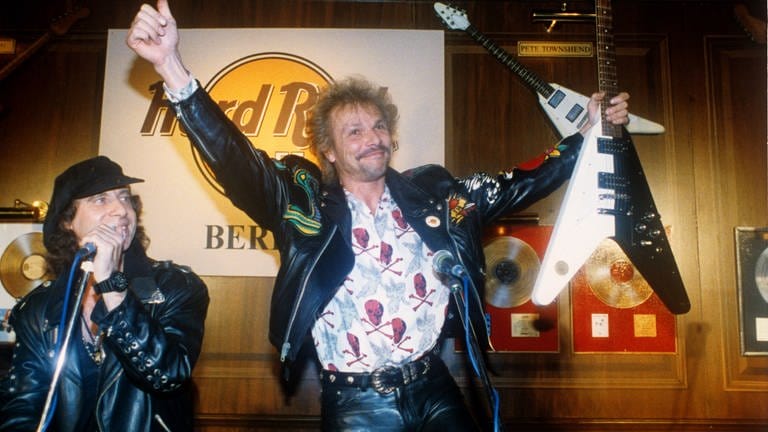 Klaus Meine und Rudolf Schenke übergeben Gitarre an das Hard Rock Café in Berlin  (Foto: dpa Bildfunk, picture alliance / Peter Hammer | Peter Hammer)