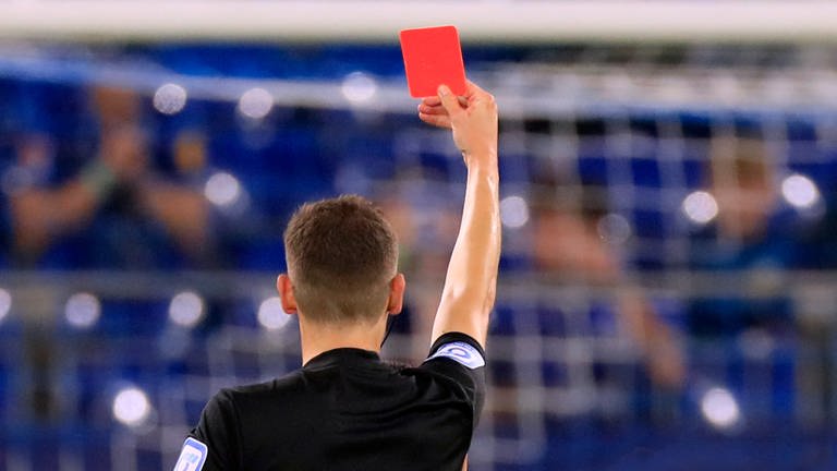Ein Fußball-Schiedsrichter hält die rote Karte hoch (Foto: picture-alliance / Reportdienste, picture alliance / Laci Perenyi | Laci Perenyi)