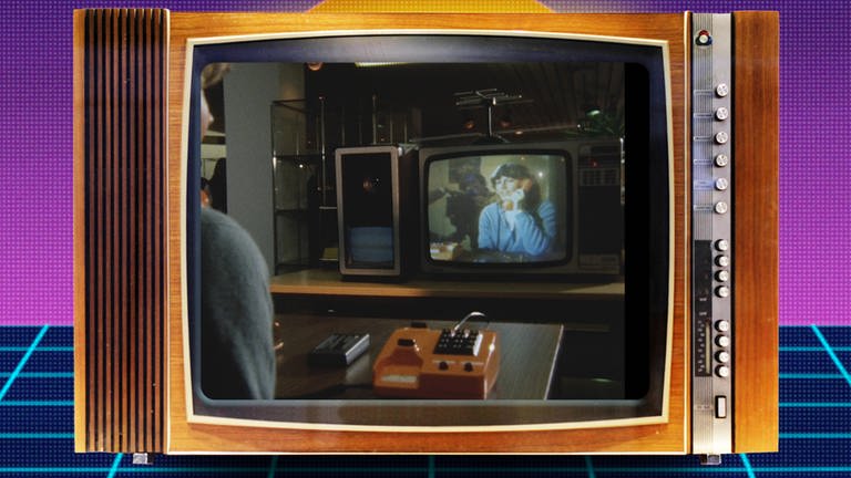 Zwei Frauen telefonieren per Bildtelefonie über Fernseher über Glasfaser - 1983