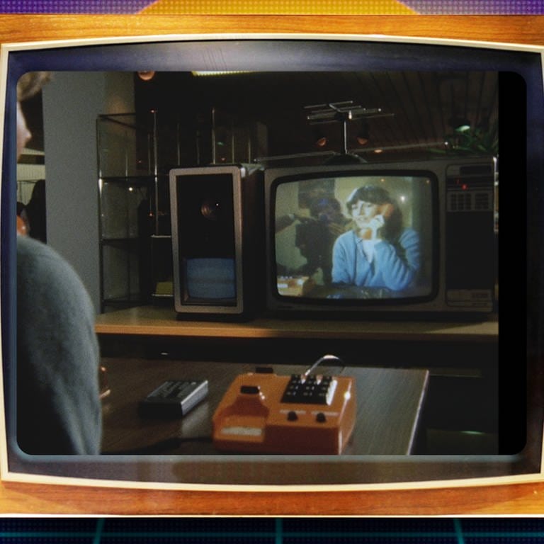 Zwei Frauen telefonieren per Bildtelefonie über Fernseher über Glasfaser - 1983