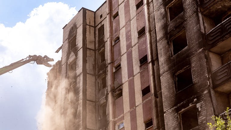 Ein zerbombter und verbrannter Wohnblock in Irpin, Region Kiew, wird im Mai 2023 abgerissen. (Foto: picture-alliance / Reportdienste, picture alliance / NurPhoto | Dominika Zarzycka)