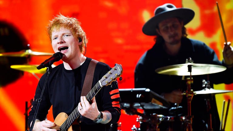 Ed Sheeran bei einem TV-Konzert in Schweden. Angefangen hat die Karriere von Ed Sheerans unter anderem als Straßenmusiker.