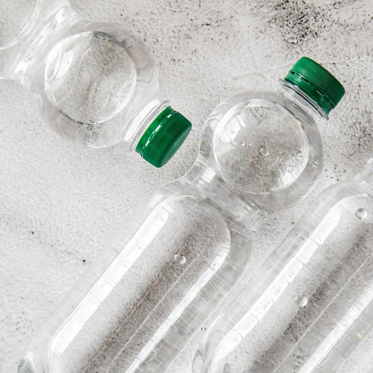  Mineralwasserflaschen liegen auf einer Arbeitsplatte
