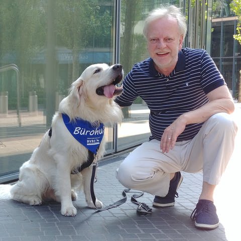 Markus Beyer, Vorsitzender des Verbandes für Bürohunde mit seinem Hund Nando