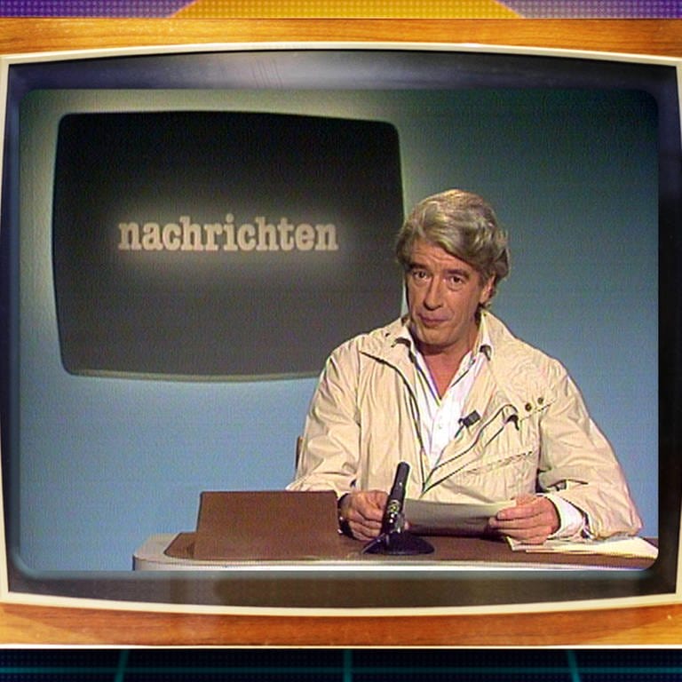 Rudi Carell moderiert die Sportnachrichten von 1983 in der Sendung "Sport unter der Lupe", Folge 316)  