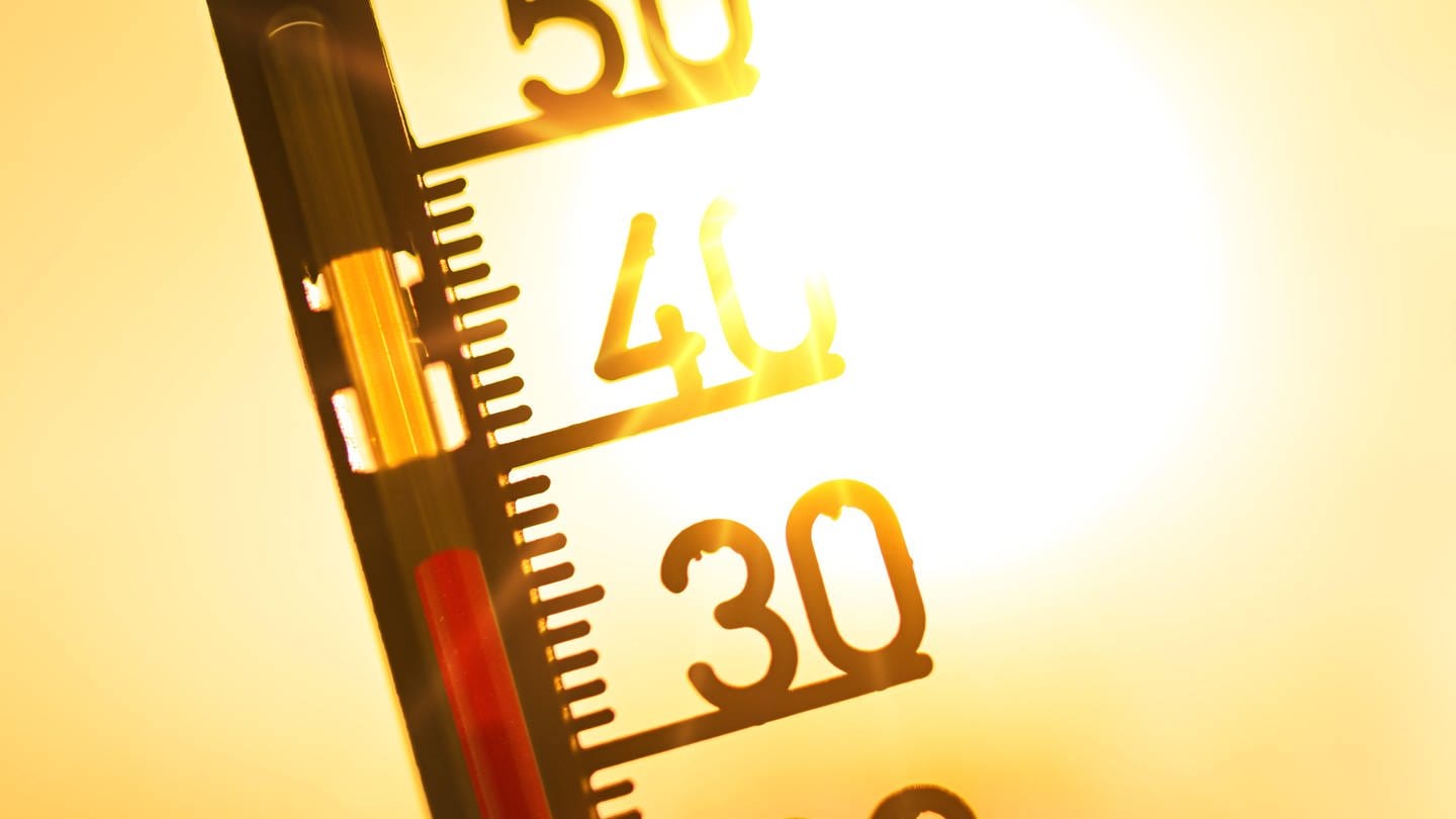 Hitze Symbolbild: Ein Termometer zeigt fast 40 Grad Celsius an (Foto: picture-alliance / Reportdienste, picture alliance / CHROMORANGE | Christian Ohde)
