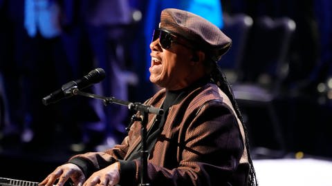 Stevie Wonder live in Los Angeles 2022 (Foto: picture-alliance / Reportdienste, dpa Bildfunk, picture alliance / ASSOCIATED PRESS | Damian Dovarganes)