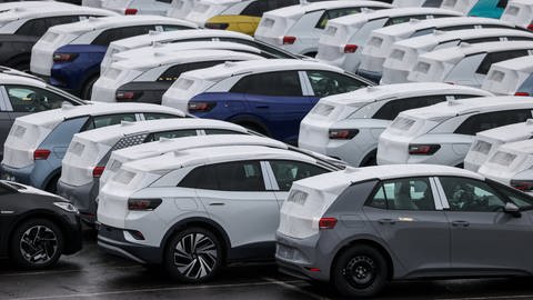 Neuwagen des Typs ID.3 und ID.4 stehen auf einem Parkplatz im Zwickauer Volkswagen-Werk. (Foto: picture-alliance / Reportdienste, dpa Bildfunk, picture alliance/dpa/dpa-Zentralbild | Jan Woitas)