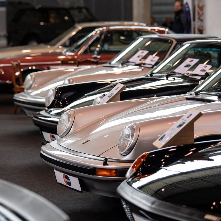 Porsche 911 stehen in einer Ausstellungshalle in Stuttgart (Foto: picture-alliance / Reportdienste, picture alliance/dpa | Fabian Sommer)