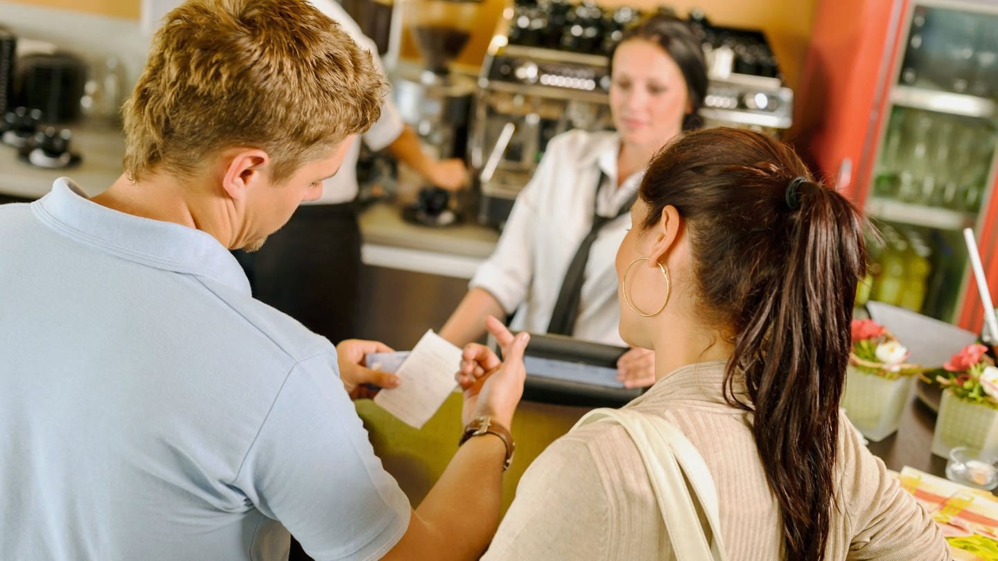 Ein Mann und eine Frau prüfen die Rechnung in einem Café (Foto: picture-alliance / Reportdienste, picture alliance / CTK/CandyBox | J.M. Guyon - Copyright 2012)