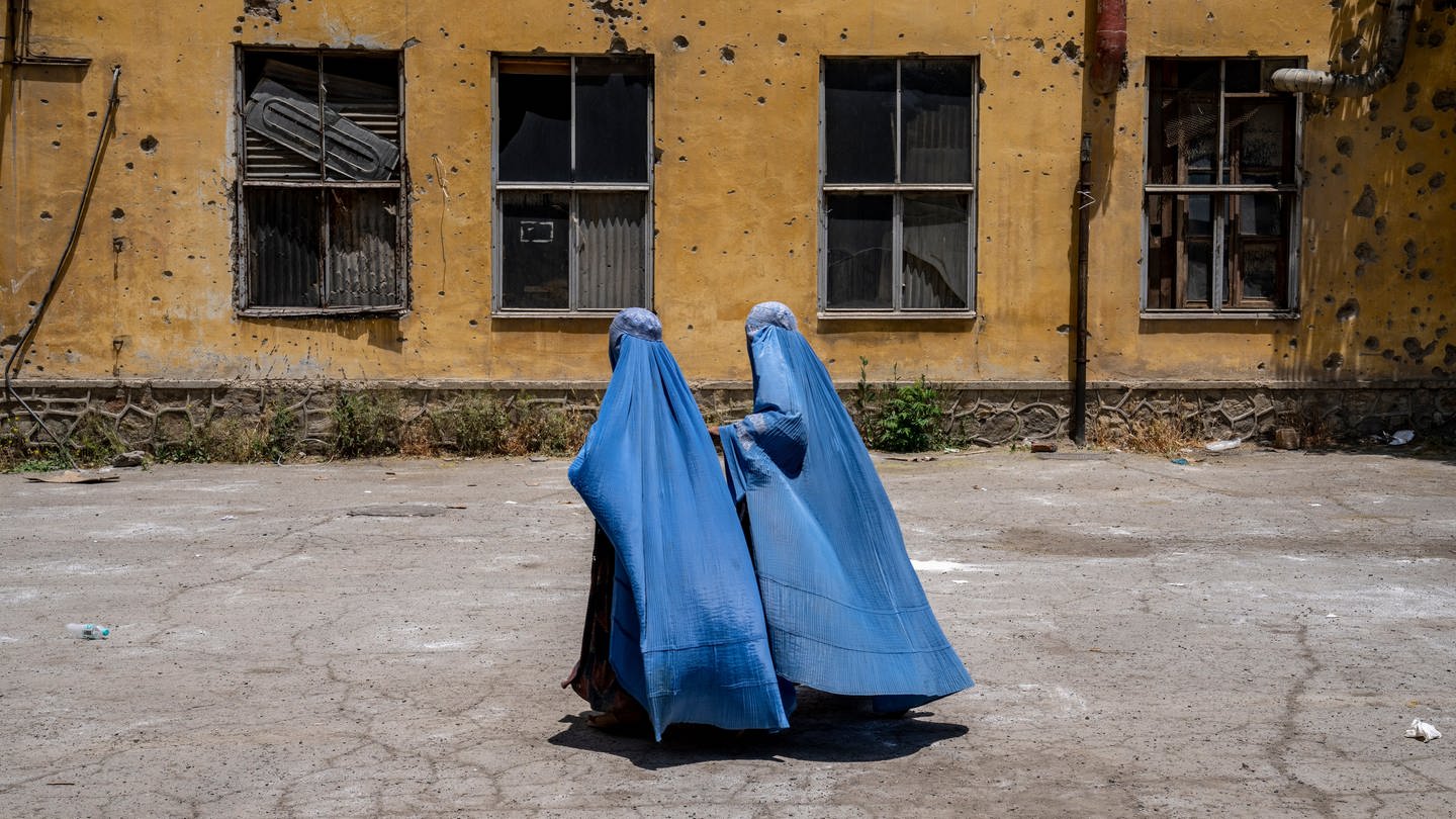 Zwei Frauen in Kabul, Afghanistan (Foto: picture-alliance / Reportdienste, picture alliance / ASSOCIATED PRESS | Ebrahim Noroozi)