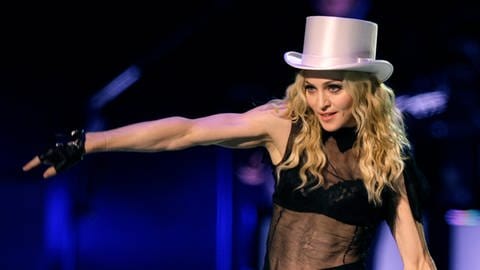 Popsängerin Madonna bei einem Live Konzert in Cardiff 2008. (Foto: dpa Bildfunk, picture alliance / ASSOCIATED PRESS | Joel Ryan)