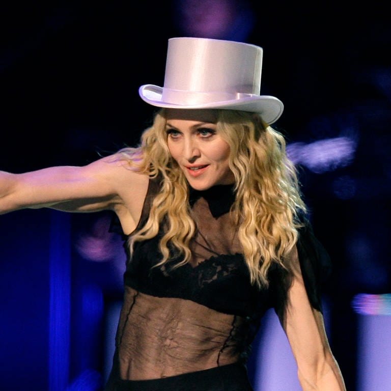 Popsängerin Madonna bei einem Live Konzert in Cardiff 2008. (Foto: dpa Bildfunk, picture alliance / ASSOCIATED PRESS | Joel Ryan)