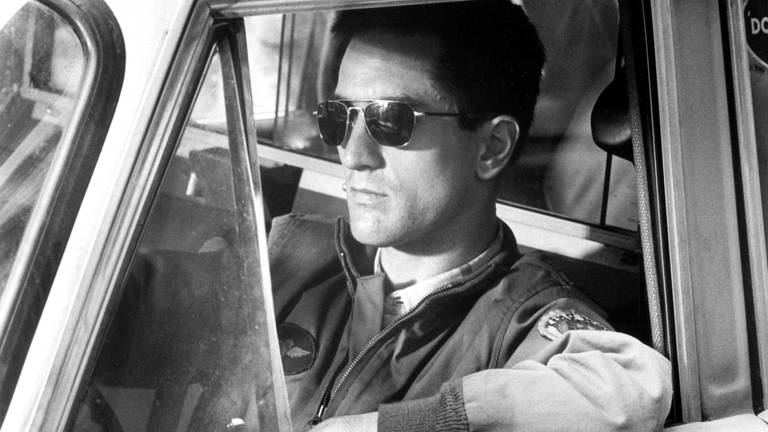 Im Film "Taxi Driver" aus dem Jahr 1976 spielte Robert De Niro den vereinsamten Taxifahrer Travis Bickle, der es sich zur Aufgabe gemacht hat, für Ordnung in den Straßen von New York zu sorgen. (Foto: picture-alliance / Reportdienste, Picture-Alliance / Photoshot | Bandphoto)