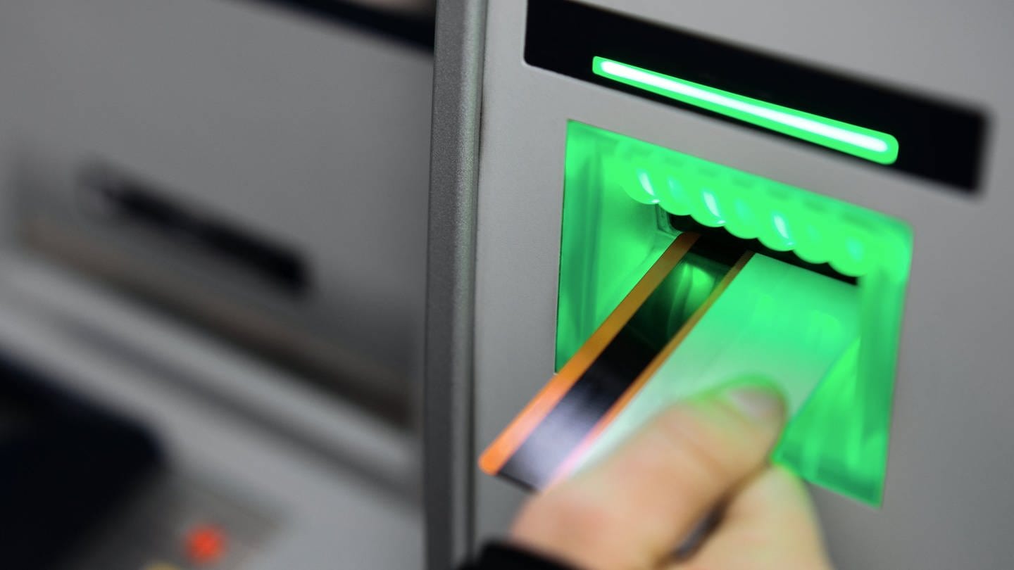 Eine Person steckt Ihre EC-Karte in einen Geldautomat. (Foto: picture-alliance / Reportdienste, picture alliance / °ts/Shotshop | °ts)
