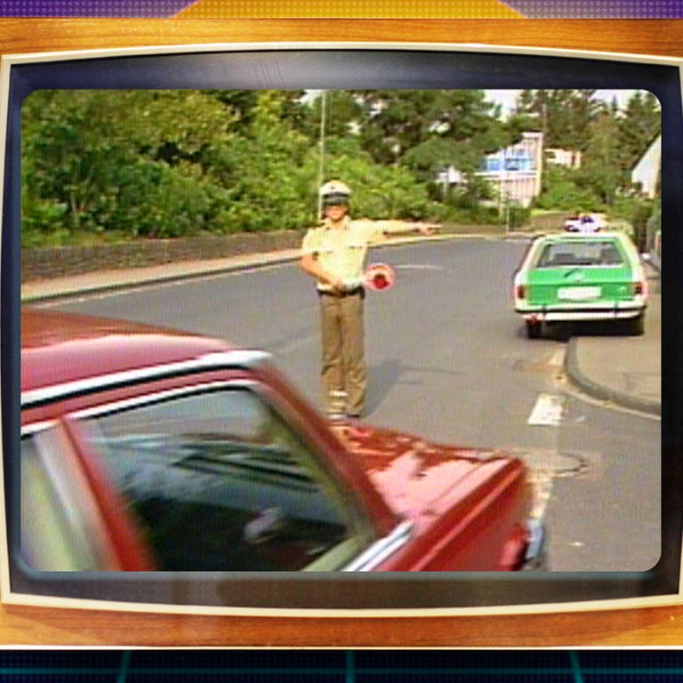 Polizist winkt Temposünder an die Seite - die neue Radarfalle 1983 (Foto: SWR)