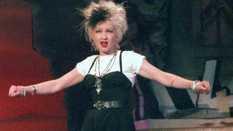 Die US-Popsängerin Cyndi Lauper während ihres Auftritts in der Fernsehshow "Wetten daß" am 08.12.1989 in Hannover.