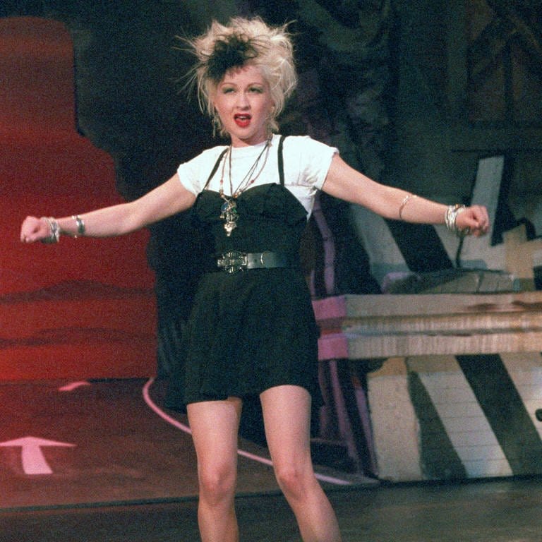 Die US-Popsängerin Cyndi Lauper während ihres Auftritts in der Fernsehshow "Wetten daß" am 08.12.1989 in Hannover.