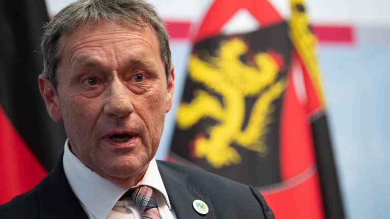 Achim Schwickert, Vorsitzender des Landkreistages Rheinland-Pfalz, spricht nach einem Flüchtlingsgipfel der Landesregierung Rheinland-Pfalz im Mai mit den Kommunalen Spitzenverbänden in der Staatskanzlei.