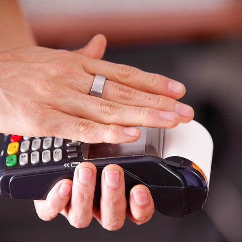 Mit dem NFC-Ring können Einkäufe schnell bezahlt werden.