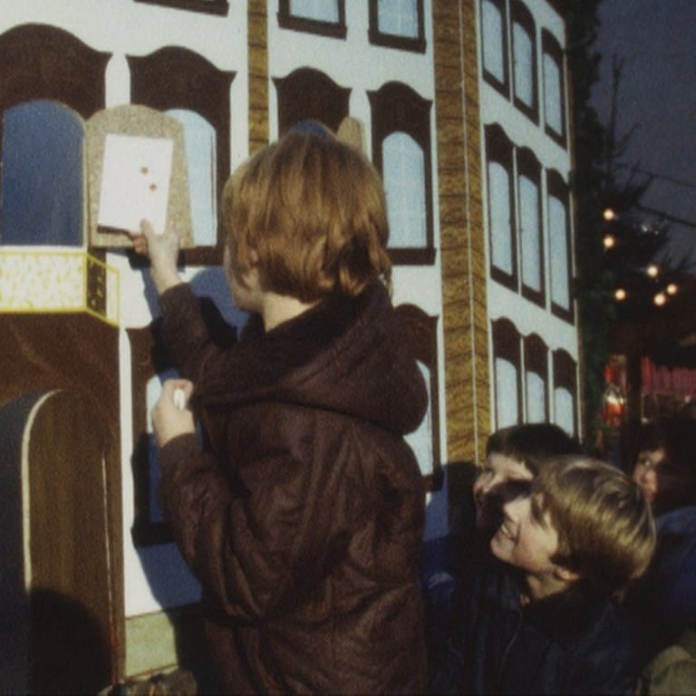 Kinder am Adventshaus in Offenburg (Foto: SWR)