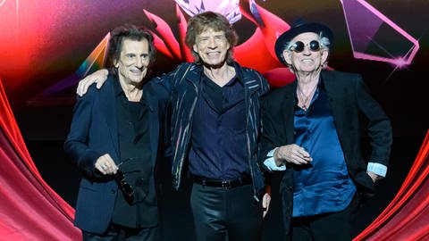 Ronnie Wood, Mick Jagger und Keith Richards in schwarzen Anzügen, die Rolling Stones stellten ihr neues Album "Hackney Diamonds" in London vor (Foto: dpa Bildfunk, picture alliance / Photoshot | -)