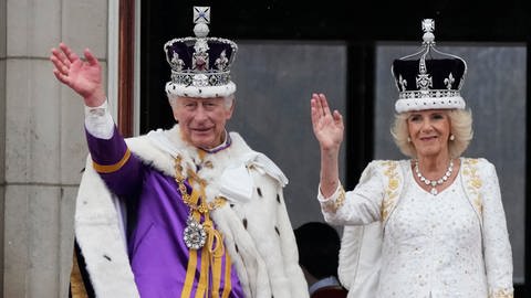 Mai 2023: Am 6. Mai findet in London die Krönungszeremonie für König Charles III. und Königin Camilla statt. Nach der Krönung in der Westminster Abbey winken sie vom Balkon des Buckingham Palastes aus der Menge zu. Ein historisches Ereignis - es war die erste Krönung eines britischen Monarchen im 21. Jahrhundert, nachdem Charles' Mutter Königin Elisabeth II. nach 70 Jahren Herrschaft im September 2022 verstorben war.