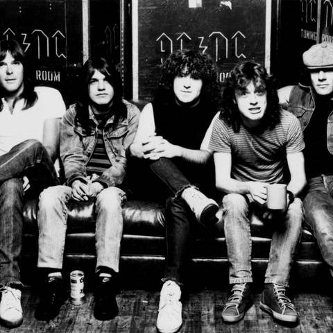 Die Rockband ACDC, Mitte der 1980er Jahre (v.l.): Cliff Williams (Bass), Malcolm Young (Gitarre), Simon Wright (Schlagzeug), Angus Young (Gitarre) and Brian Johnson (Gesang). (Foto: picture-alliance / Reportdienste, Picture Alliance)