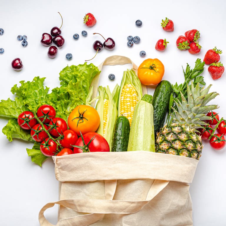 Obst und Gemüse in einer Einkaufstasche