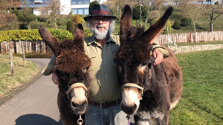 Peter Broy besitzt Esel und bietet Wanderungen mit ihnen an.