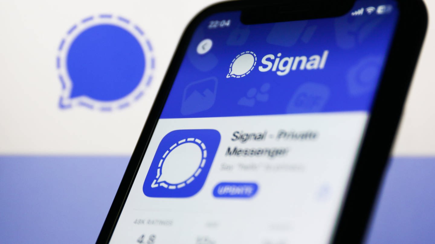 Smartphone mit Singal Messenger (Foto: picture-alliance / Reportdienste, Jakub Porzycki)