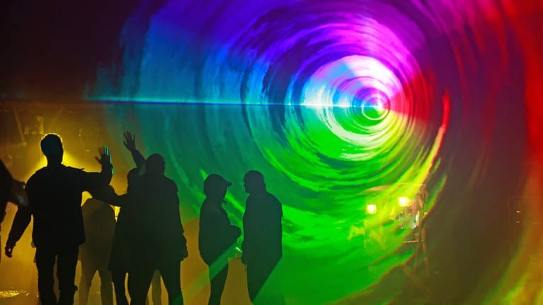 4. August: Auf dem Musik-Festival "Rocken am Brocken" können Besucher in einem bunten Lasertunnel tanzen. Unter dem Motto "Natur-Musik-Freundschaft“ wird noch bis Sonntag in Elend im Harz ein bunter Musikmix präsentiert. Zwar haben Besucher und Veranstalter auch hier mit dem regnerischen Wetter zu kämpfen, aber vielleicht kann ein Tanz durch die Regenbogenfarben die Stimmung aufrechterhalten.